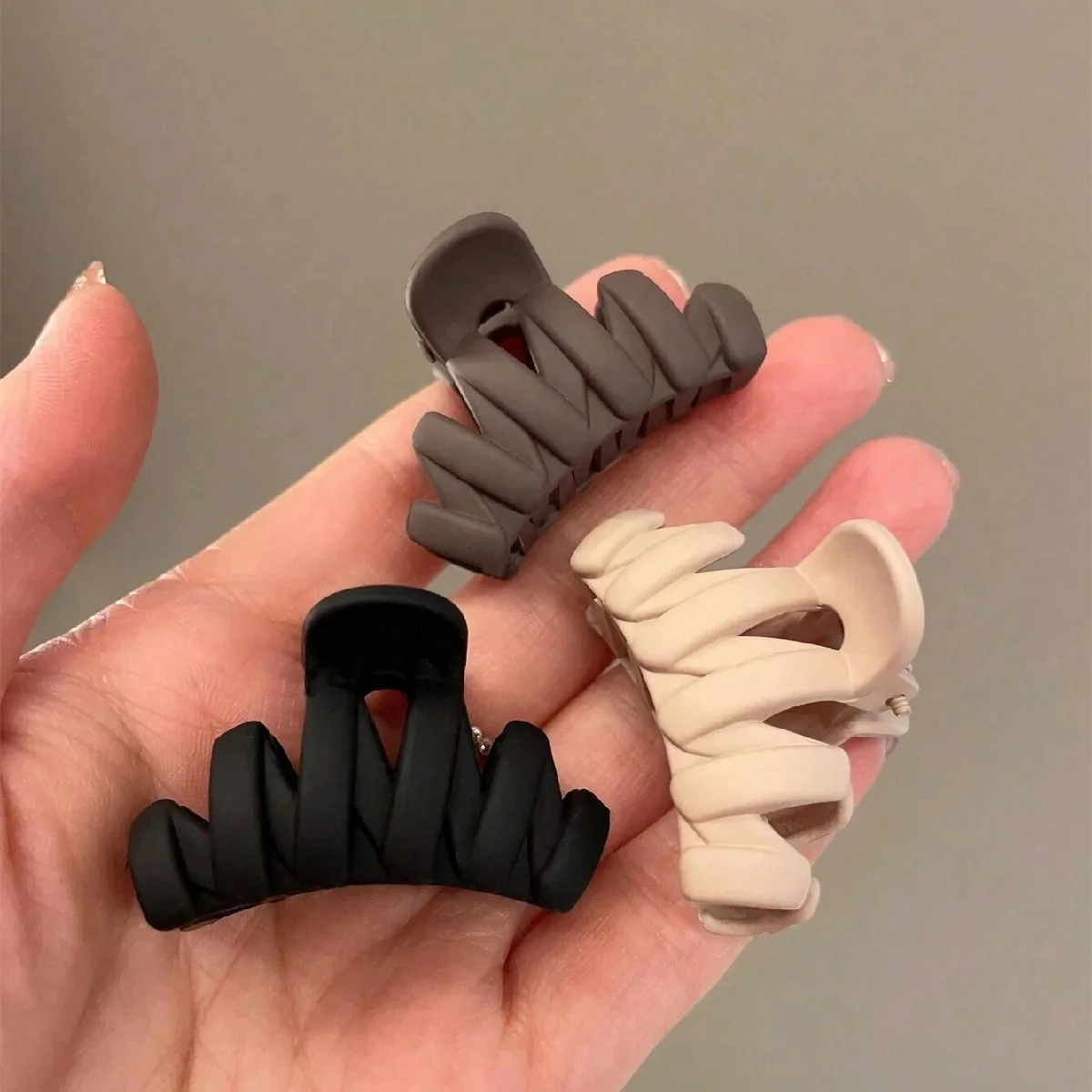 3ชิ้นกิ๊บกิ๊บกิ๊บหนีบผมทรงหางม้ายาวปานกลางสีกาแฟอ่อนขนาดกลาง4.5ซม. สิ่งประดิษฐ์ถาวรคลิปกรงเล็บฉลามที่ด้านหลังศีรษะ