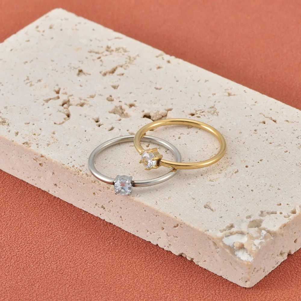JeeMango Edelstahl-Fingerring mit glänzendem Zirkonia für Damen, vergoldet, für Hochzeit, Verlobung, zarter Schmuck R26020 – Detail 5