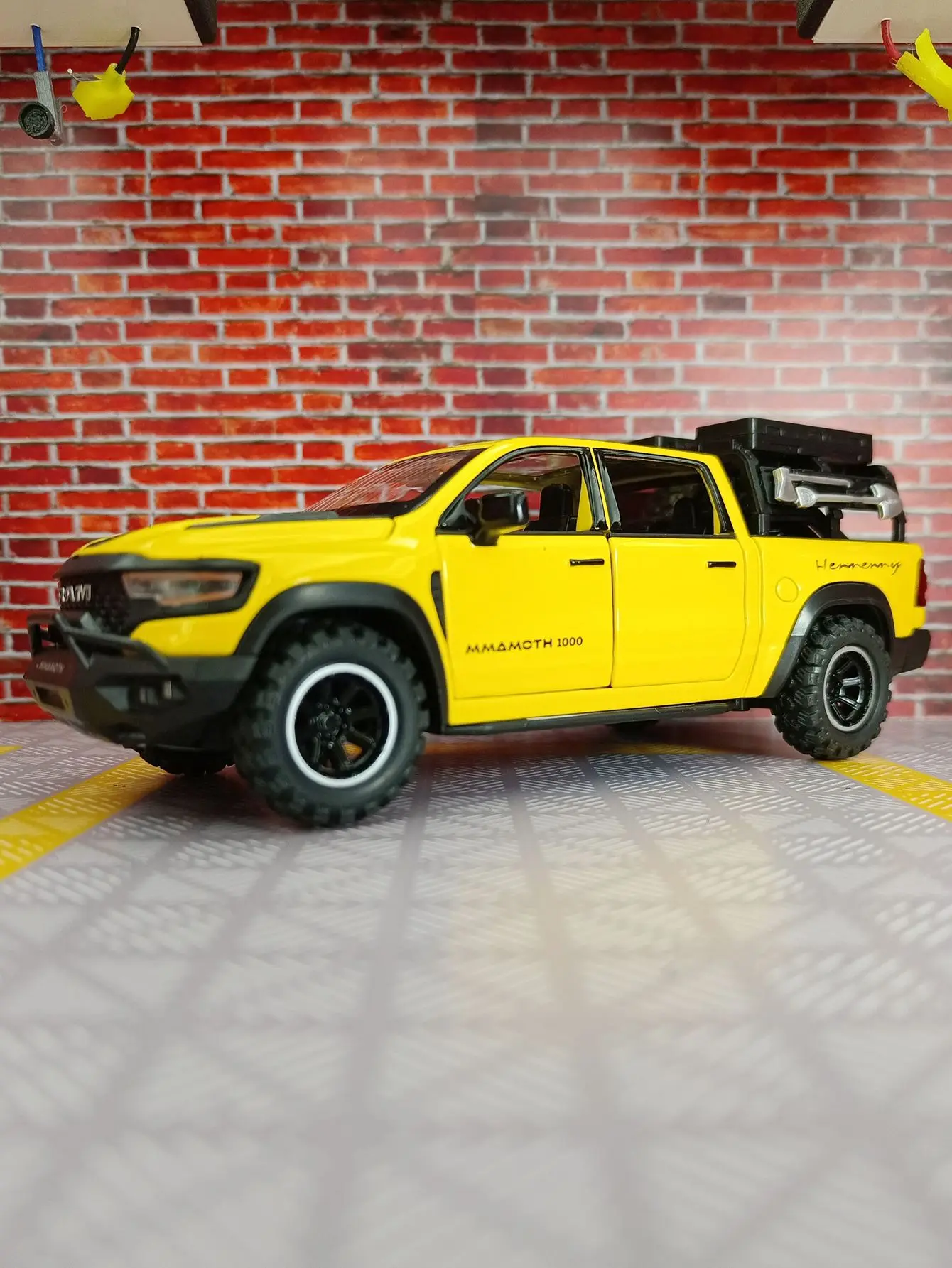 1:32 RAM MAMMOTH Pickup Hoge Simulatie Diecast Metaallegering Model auto Geluid Licht Trek Collectie Kinderen Speelgoed Geschenken