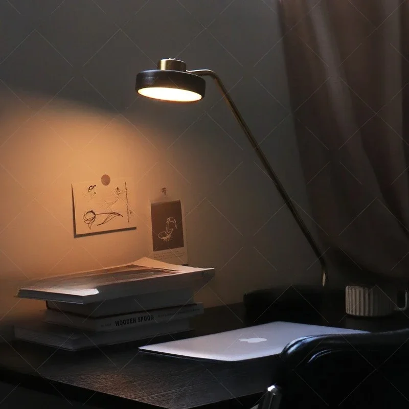 praca przy biurku, nauka, czytanie, ochrona oczu, długi ramienisko, dedykowane do biura, wyszukany styl, lekki luksus, retro lampa do sypialni