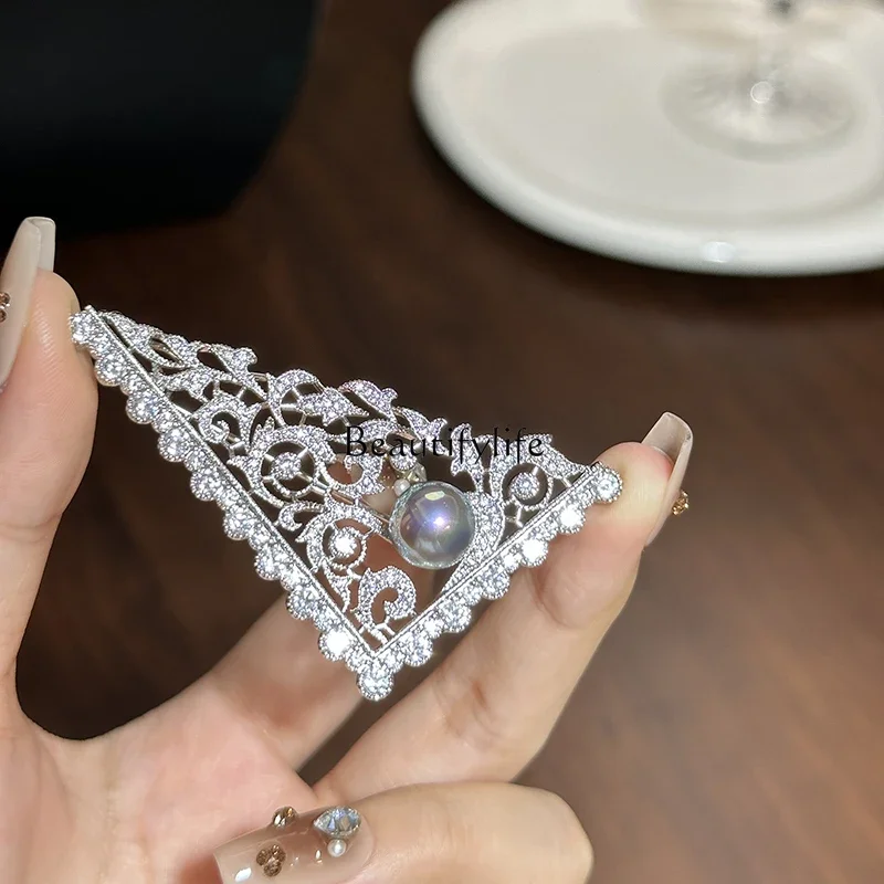 High-end pearl triangle diamond-encrusted high-end exquisite fashion corsage clothes niche design embellishment jewelry