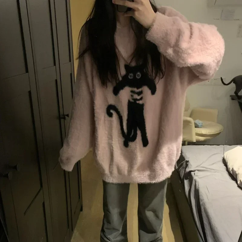 เสื้อสวมหัวสไตล์ขี้เกียจผู้หญิงทรงหลวมลายการ์ตูนแมวมหาลัยแบบสบายๆเข้าได้กับทุกชุดเสื้อผ้าถักกำมะหยี่แบบคลาสสิกแพร่หลายสำหรับฤดูใบไม้ร่วง