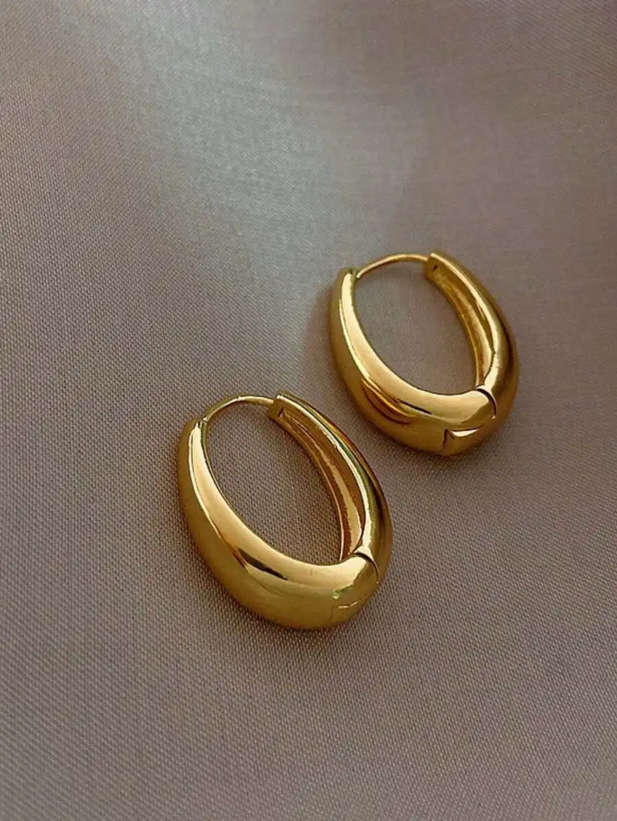 

Золотистые массивные овальные серьги-кольца, легкий минималистичный дизайн для повседневной носки