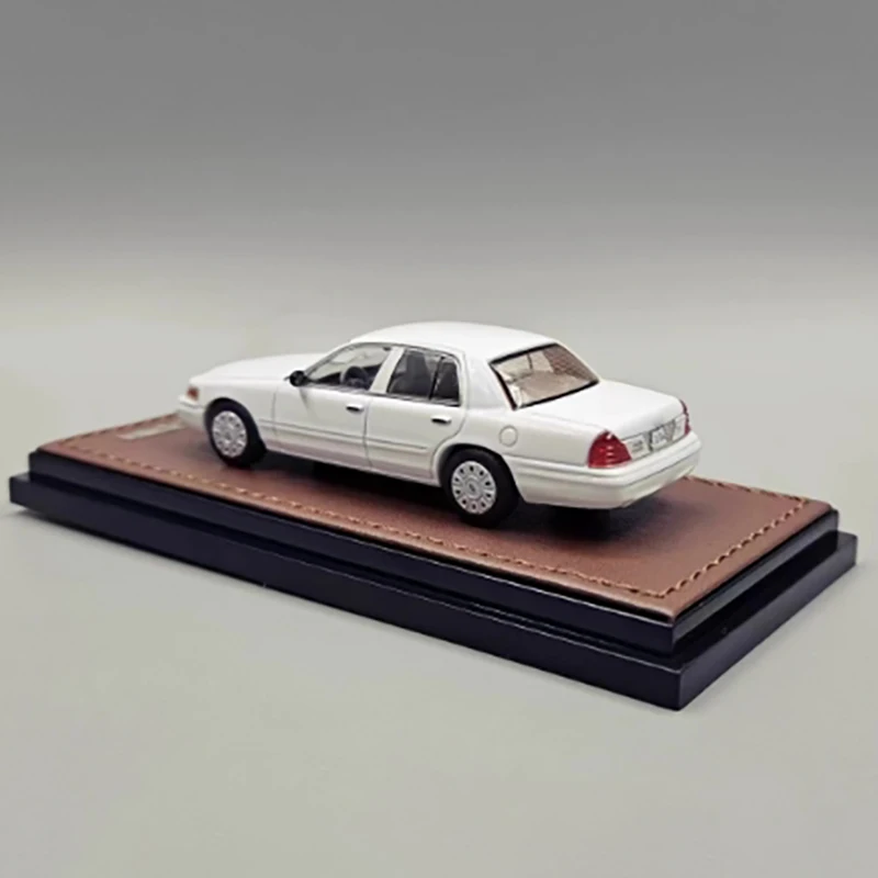 Model samochodu ze stopu w skali 1/64, imitacja Victoria Crown STREET PACKAGE, statyczny model do ekspozycji, kolekcjonerski prezent, zabawka, pamiątka, dekoracja.