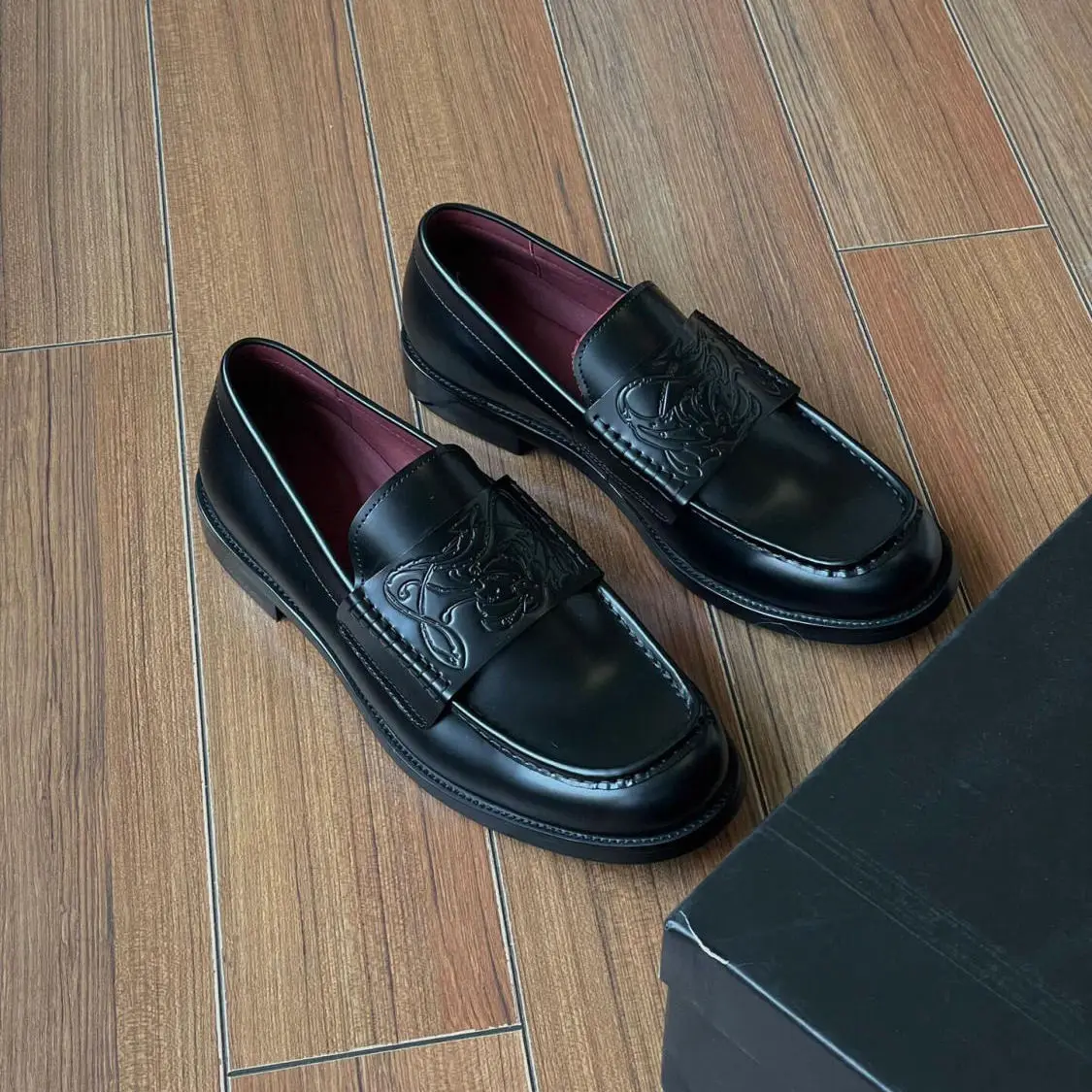 

Retro British Style Floral Embossed Casual Shoes Men's Women's Slip-On Shoes Breathable round Toe Low Heel Spring Wear