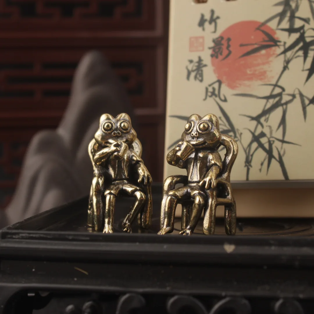 طاولة مكتب نحاسية صلبة زخرفة صغيرة ضفدع صغير يجلس على كرسي شرب الشاي ديكور المنزل سطح المكتب الشاي الحيوانات الأليفة للهدايا #4