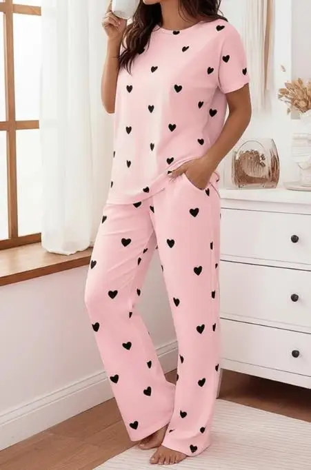 

Летняя повседневная и удобная комплект из двух предметов: футболка с короткими рукавами и круглым вырезом в форме сердца и прямые брюки с высокой талией