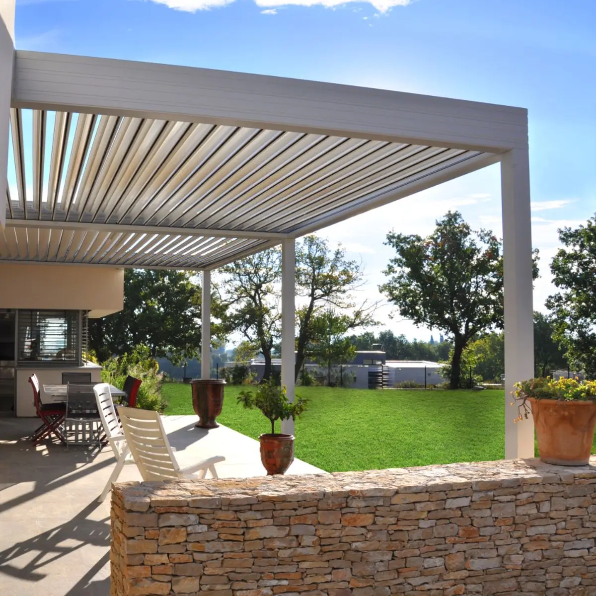 

Aluminum Louvered Pergola Modern Design with Waterproof Sealing Remote Control Motorized Gazebos with Windproof Roller Blinds