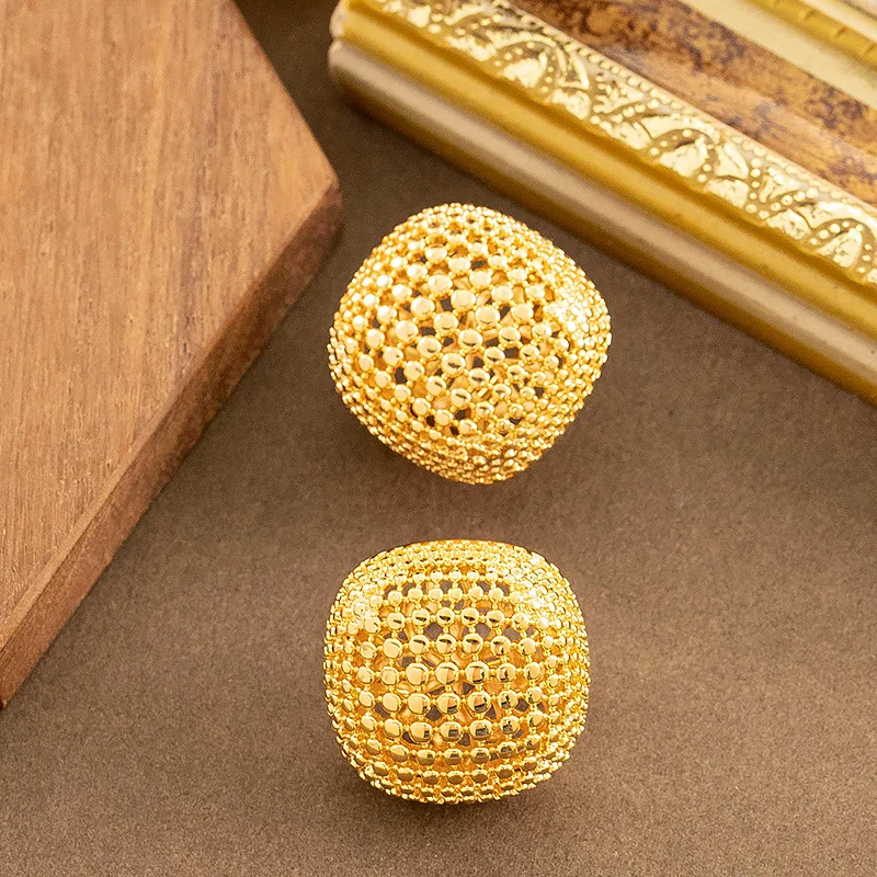 

Fashionable exaggerated personality hollow geometric earrings niche light luxury simple high-end holiday style earrings