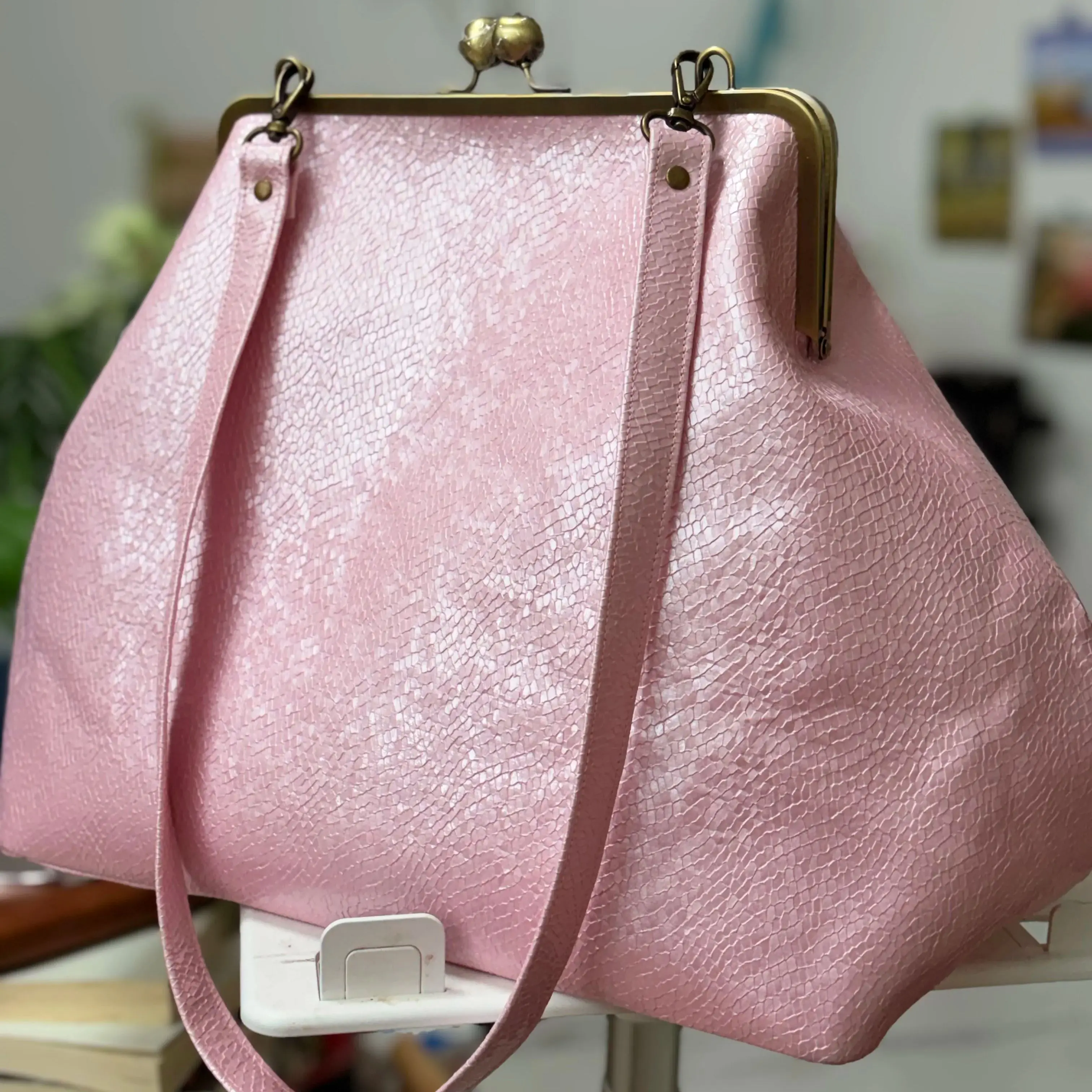 

LOST IN VINTAGE Artificial Snake Patterned Leather Balls Kiss-lock Large Big Clutch Handbag Proudly Carried In Hand 35x30x20cm