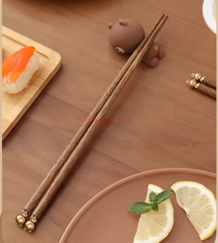 

Cartoon cute wooden chopsticks, healthy and environmentally friendly