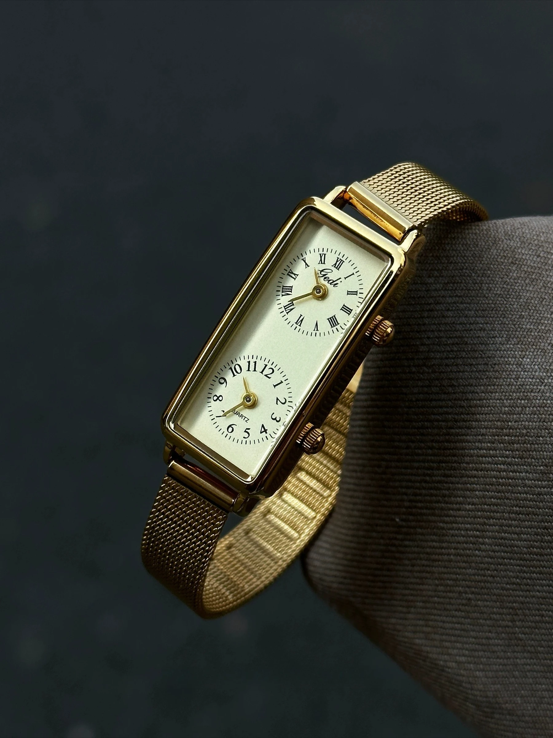 Luxury Gold Ladies Watch Medieval Aristocratic Ladies Watch Exquisite Quartz Watch Waterproof view 2