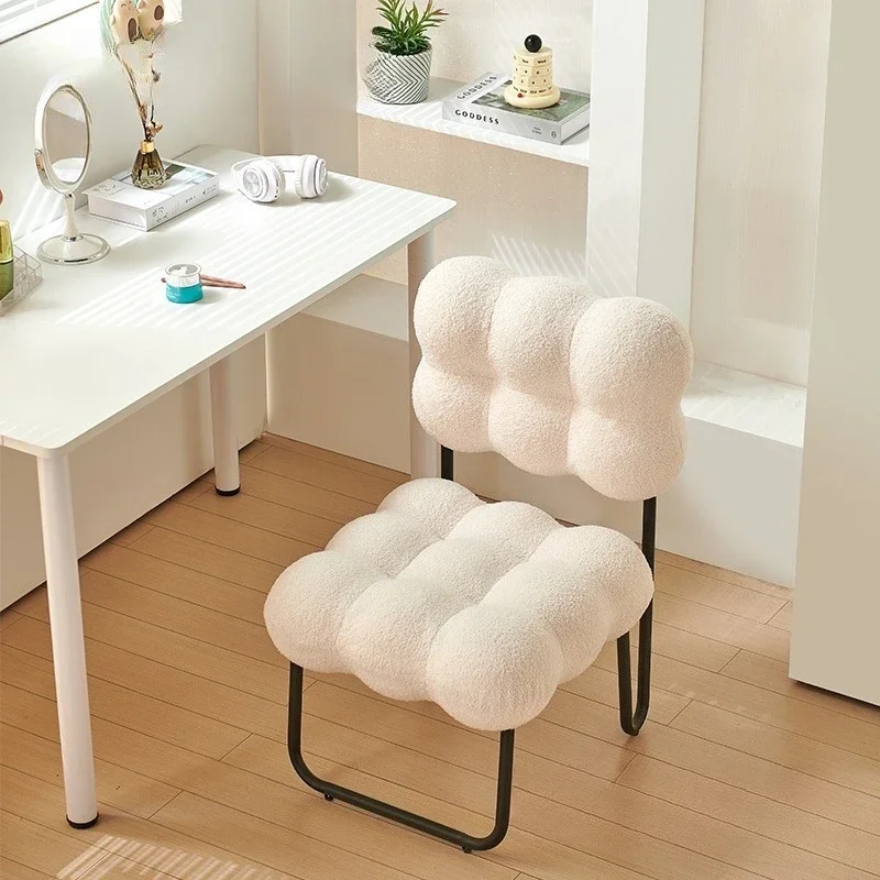 Kursi sofa untuk perempuan, kursi rias kamar tidur bergaya mewah ringan, bangku rias selebgram, kursi krim untuk ruang ganti, desain kreatif.