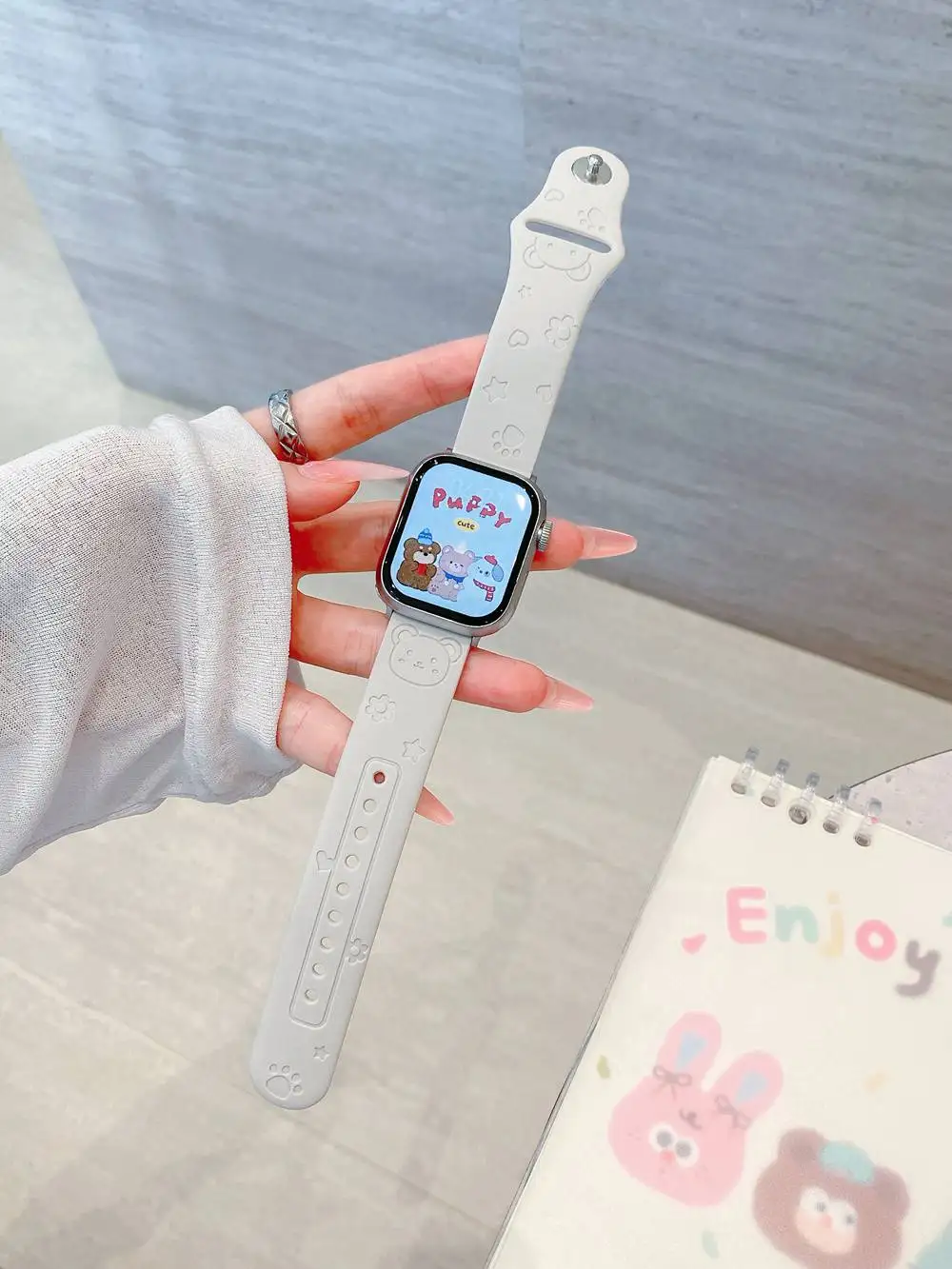 ファッション漫画風クマ シリコンケースバンド Apple Watch カバーストラップ シリーズ10/9/8/7 40mm 41mm 42mm 44mm 45mm 46mm対応