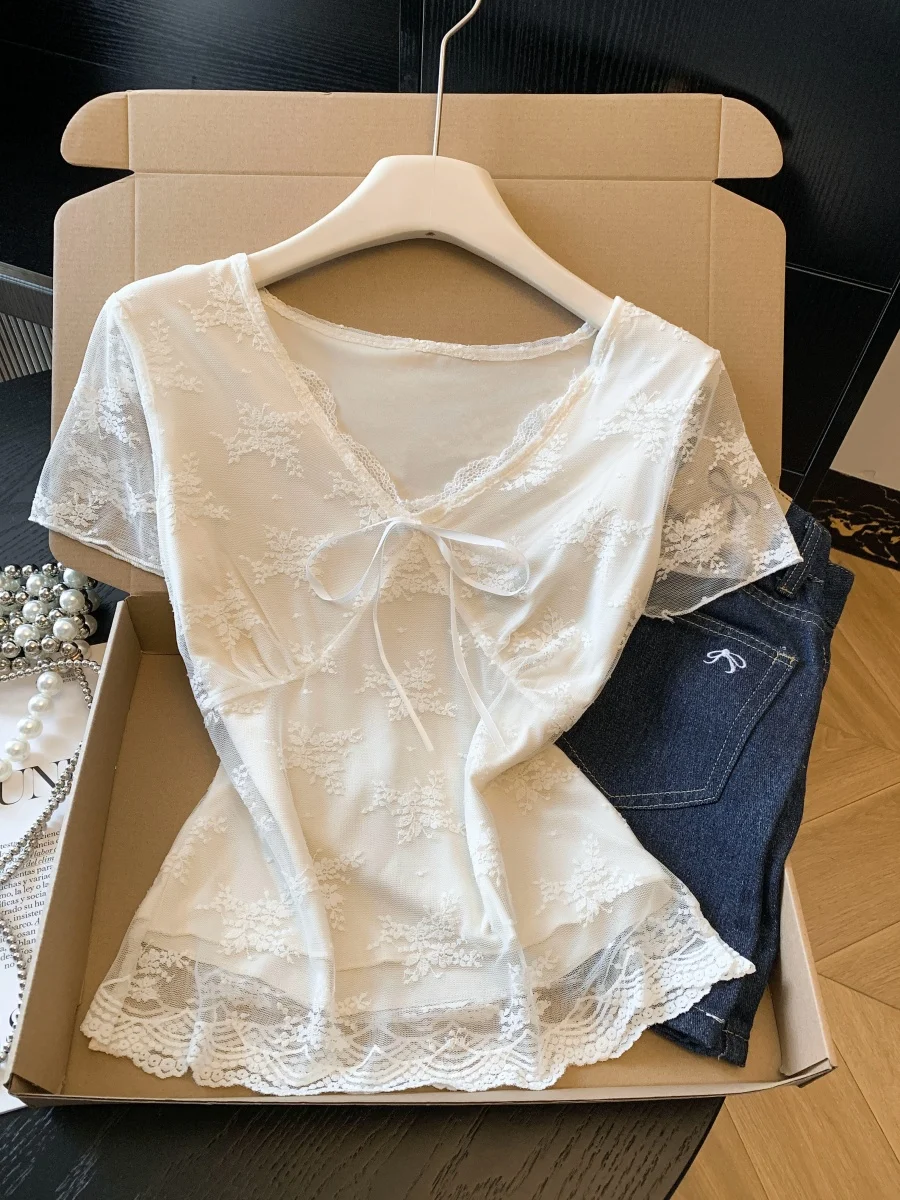 

Белая женская футболка с V-образным вырезом, кружевной отделкой и узлом, с коротким рукавом, летняя, новая, милый дизайн, тонкая, укороченная, топ