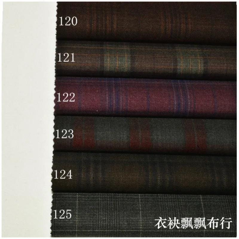 The suit is made of high-count fine-spun red coffee-purple fabric for pants and skirts