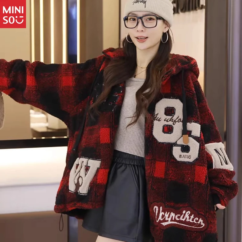 معطف شيربا نسائي منقوش باللون الأحمر من Miniso، سترة سروال قصير بغطاء للرأس على الطراز البريطاني العتيق لفصل الشتاء #2