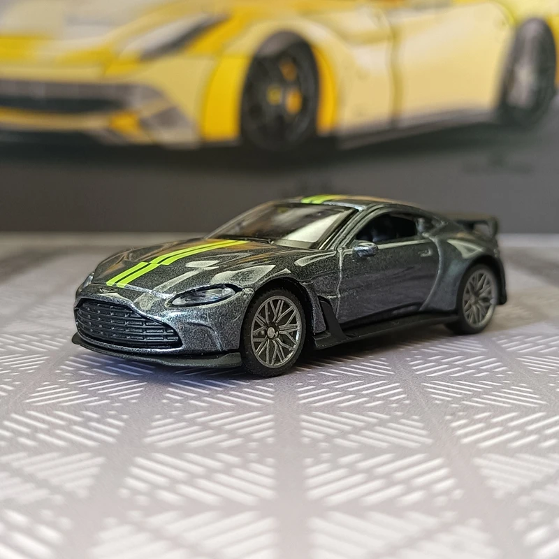 

1:64 simulation Aston Martin V12 alloy sports car model car small rich details, fine workmanship, and good quality