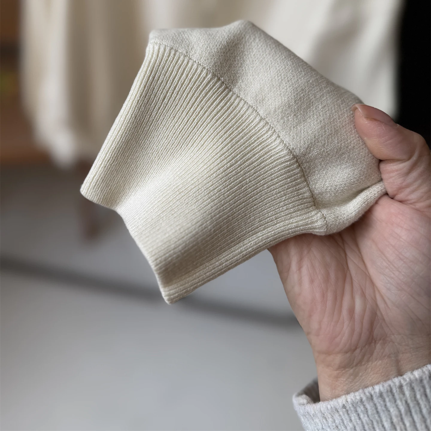 Luźna dzianinowa bluza z kapturem, swobodny styl, japoński trend, długi rękaw, dojazdy do pracy, jesień, pojedynczy element, regularna długość, jednolity kolor.