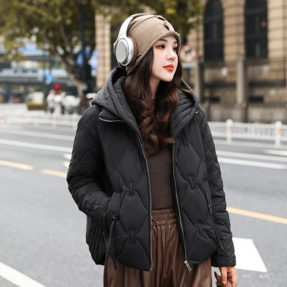90 الأبيض بطة أسفل معطف منتفخ دافئ 2025 الخريف الشتاء الكورية المرأة قصيرة أسفل معطف ملابس خارجية أنيقة نمط جديد مقنعين سترة