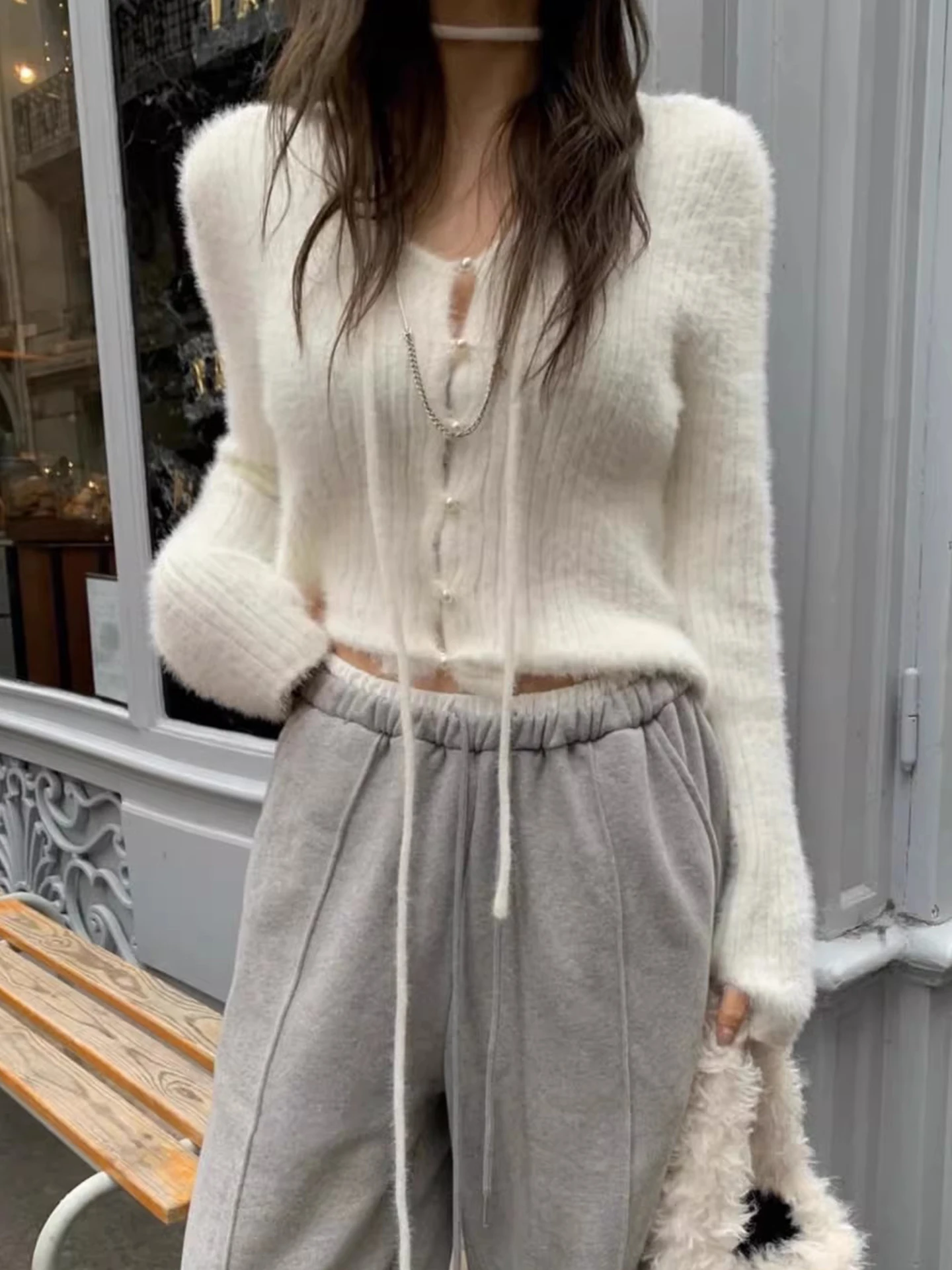 

Женский вязаный свитер с V-образным вырезом и длинными рукавами в нежном стиле, на раннюю весну, приталенный, универсальный, с жемчужными пуговицами, верхняя одежда