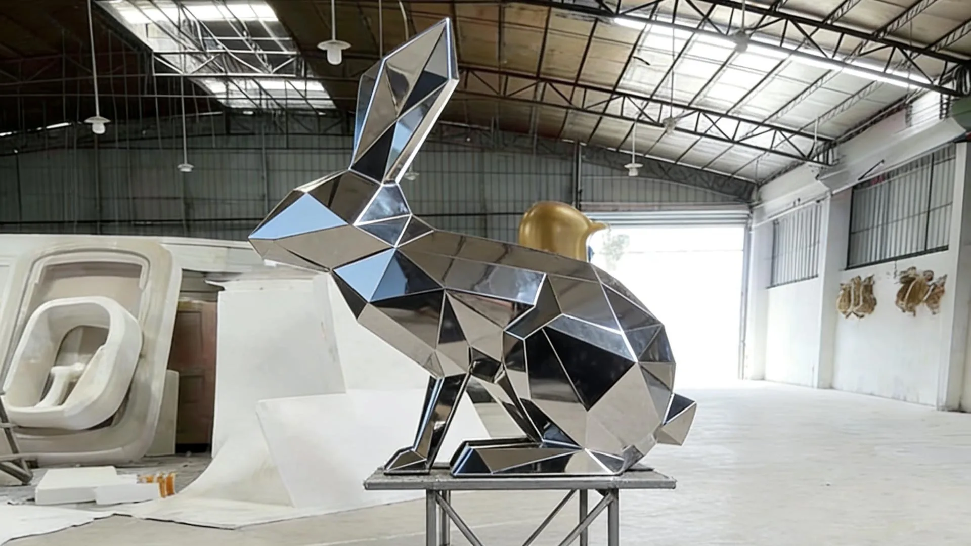 Luxury 3D Geometric Faceted Stainless Steel Sitting Rabbit Sculpture Precision CNC Cut High Gloss Mirror Finish ISO9001