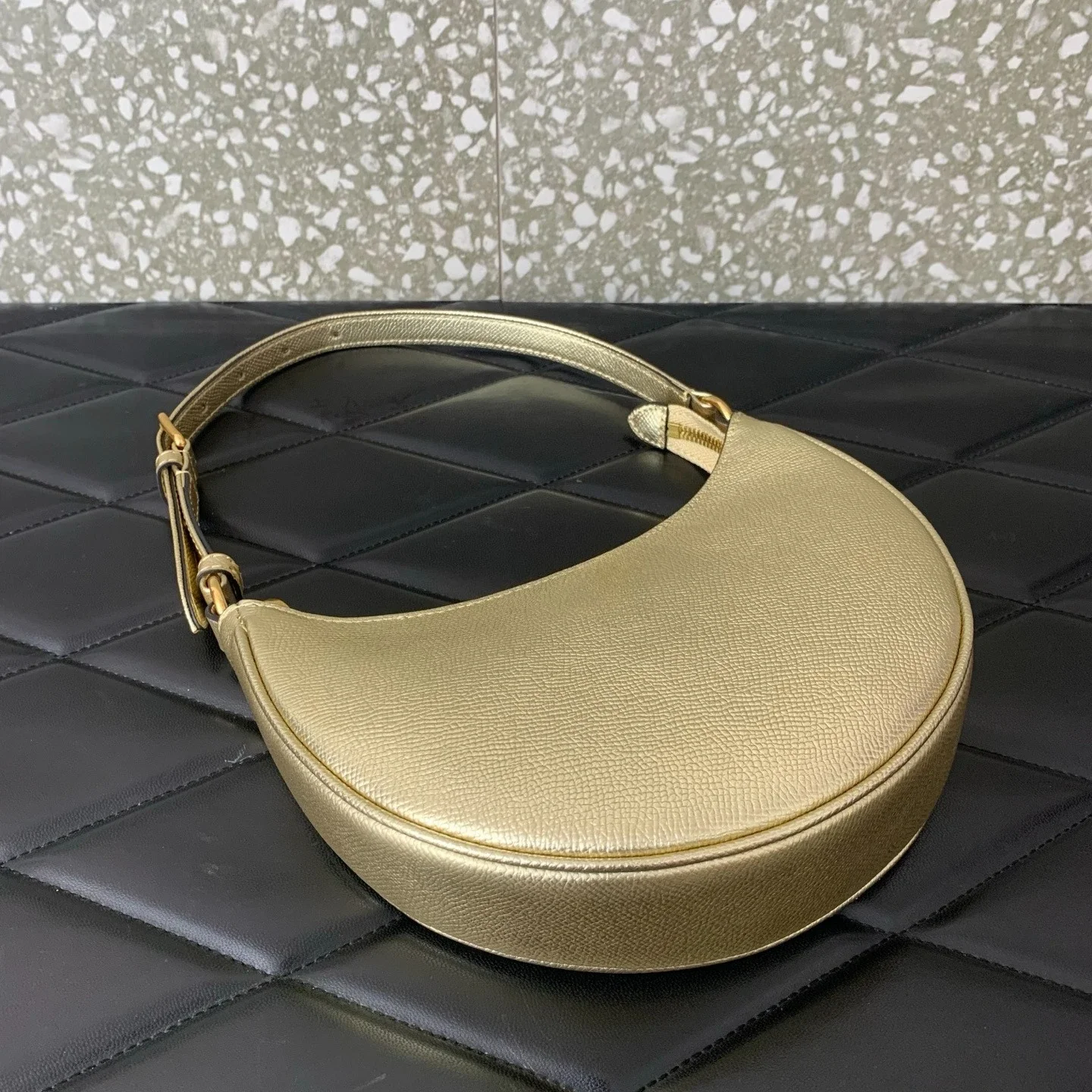 Luxury Women Designer Half Moon Shape Shoulder Bag Famous Brand Commuter Single Shoulder Sling Bag Top Quality 2026 Trend