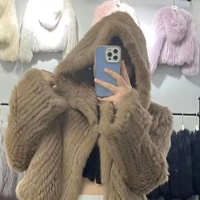 معطف فرو أرنب قصير بقلنسوة منسوج يدويًا جديد لخريف وشتاء 2025 للنساء #2