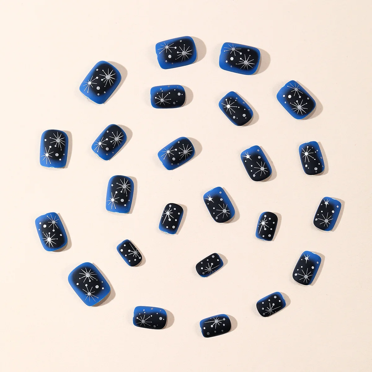 Uñas postizas cortas y medianas, degradado morado y azul, puntas cuadradas con estrellas doradas y plateadas, uñas postizas con efecto estrellado.