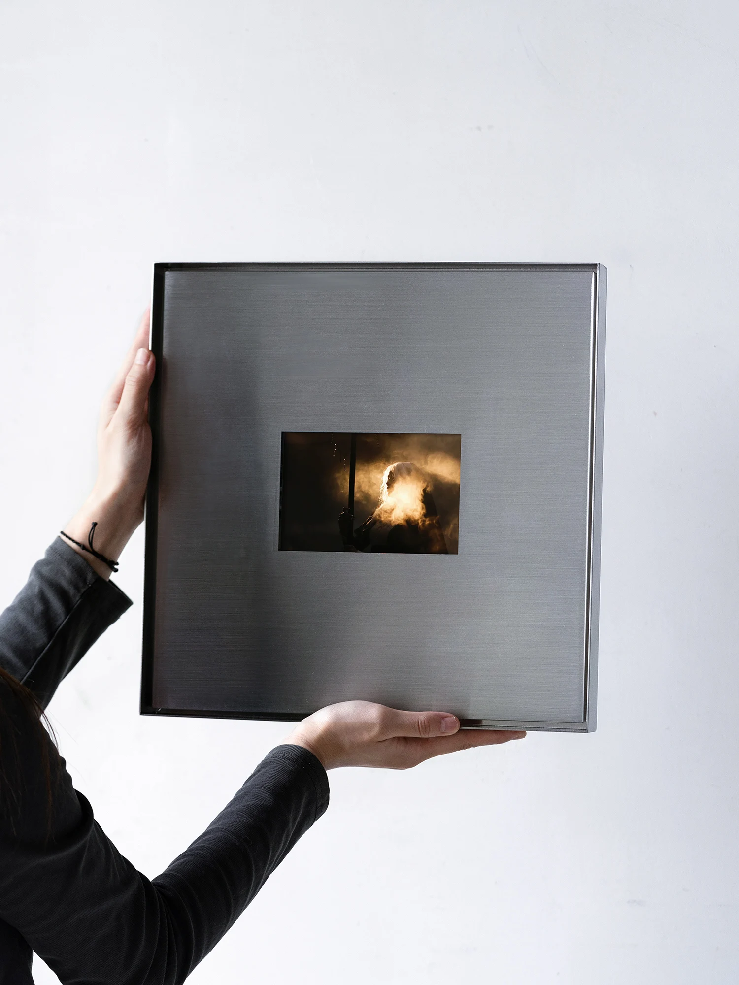 Glossy 6 Inch 8 Inch Stainless Steel Metal Photo Frame Artistic Display Stand for Home Decor Wedding Business Space Gifts