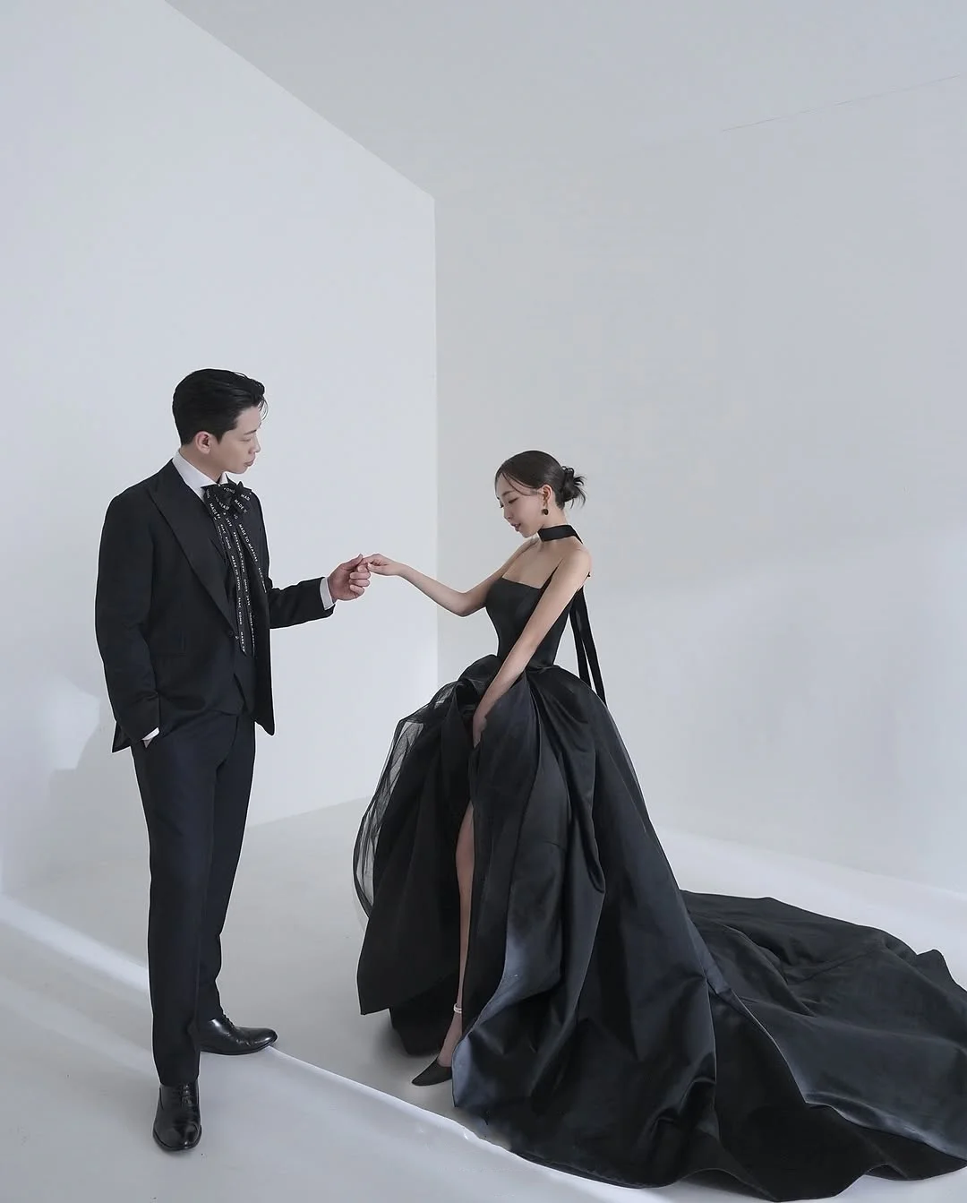 MODX Abiti da sposa eleganti con colletto quadrato Cinturino per spaghetti A-Line Abiti da sposa personalizzati Sweep Train Servizio fotografico coreano 2025