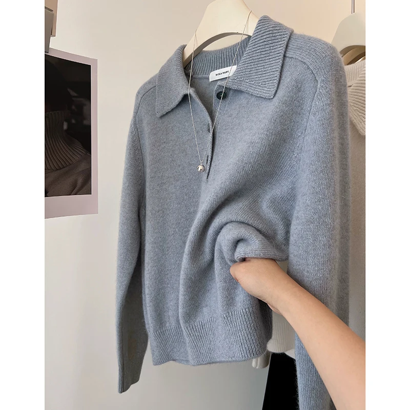 เสื้อสเวตเตอร์แคชเมียร์สีเทาสไตล์เรโทรสำหรับผู้หญิง เสื้อแจ็คเก็ตคอปกโปโลแบบสามกระดุม เสื้อถักสำหรับใส่เป็นเสื้อตัวในช่วงฤดูใบไม้ร่วง เสื้อท่อนบนให้ความอบอุ่น