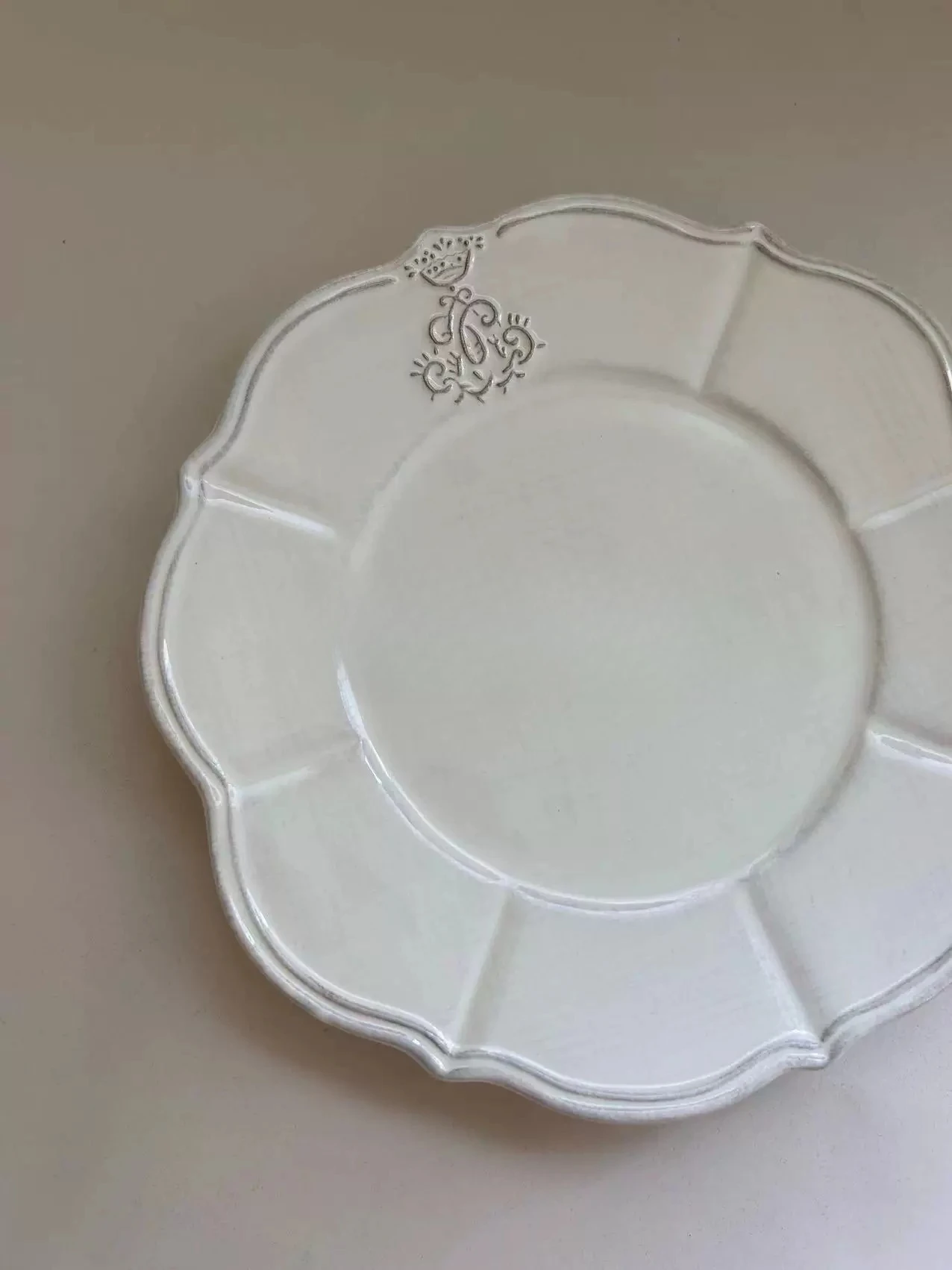Handmade crown relief ceramic black pottery dinner plate retro