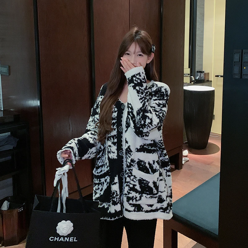 La ropa de hogar para mujer de otoño e invierno se puede usar afuera, cárdigan de ocio de estilo coreano con patrón blanco y negro.