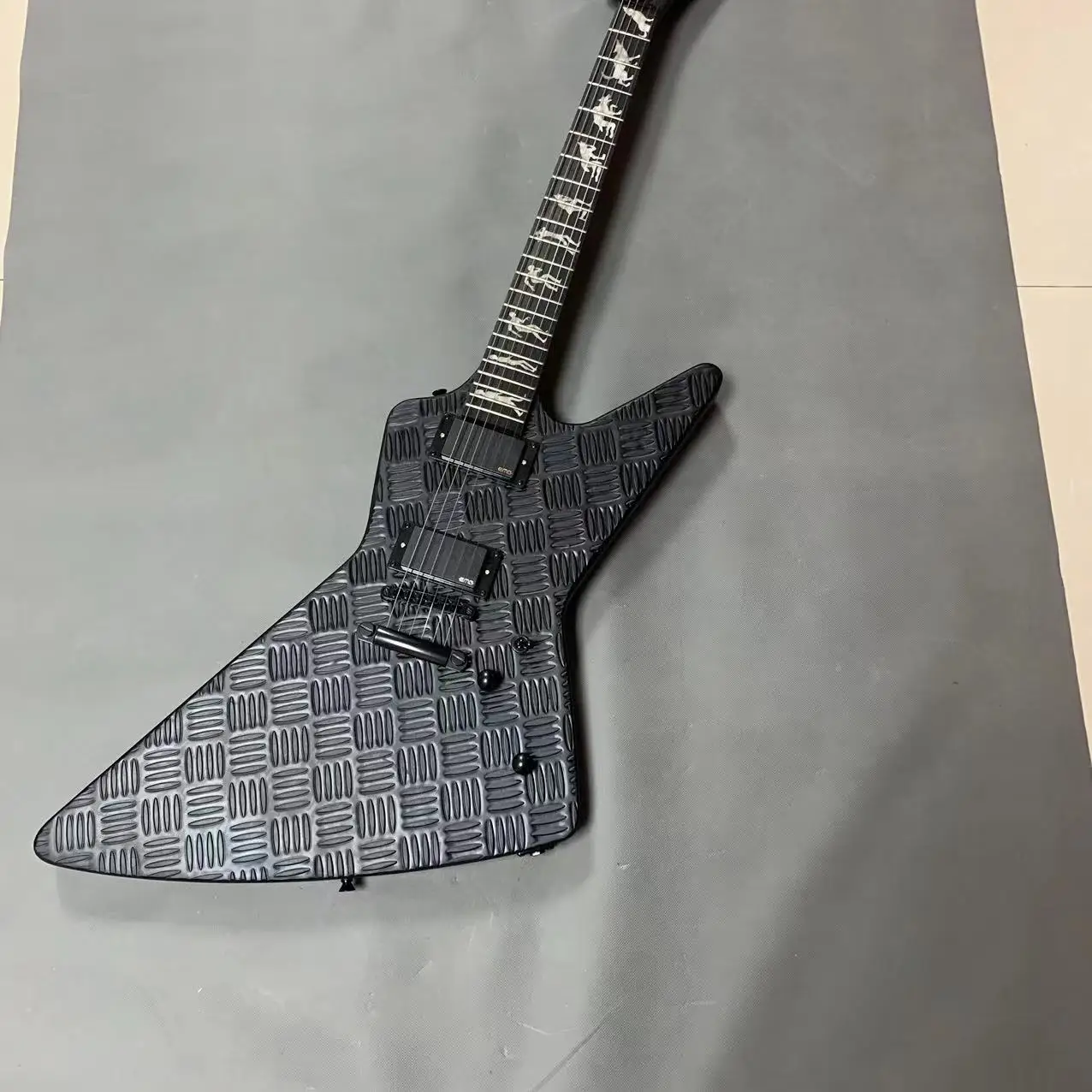 High-end custom 6-string special-shaped electric guitar, body with anti-skateboard, fingerboard with werewolf, black accessories