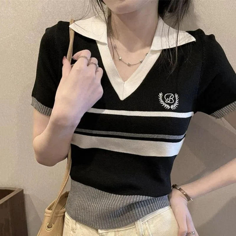 

Полосатый вязаный топ из ледяного шелка, женский топ с коротким рукавом, новинка лета 2025, шикарная тонкая короткая футболка с v-образным вырезом из двух предметов