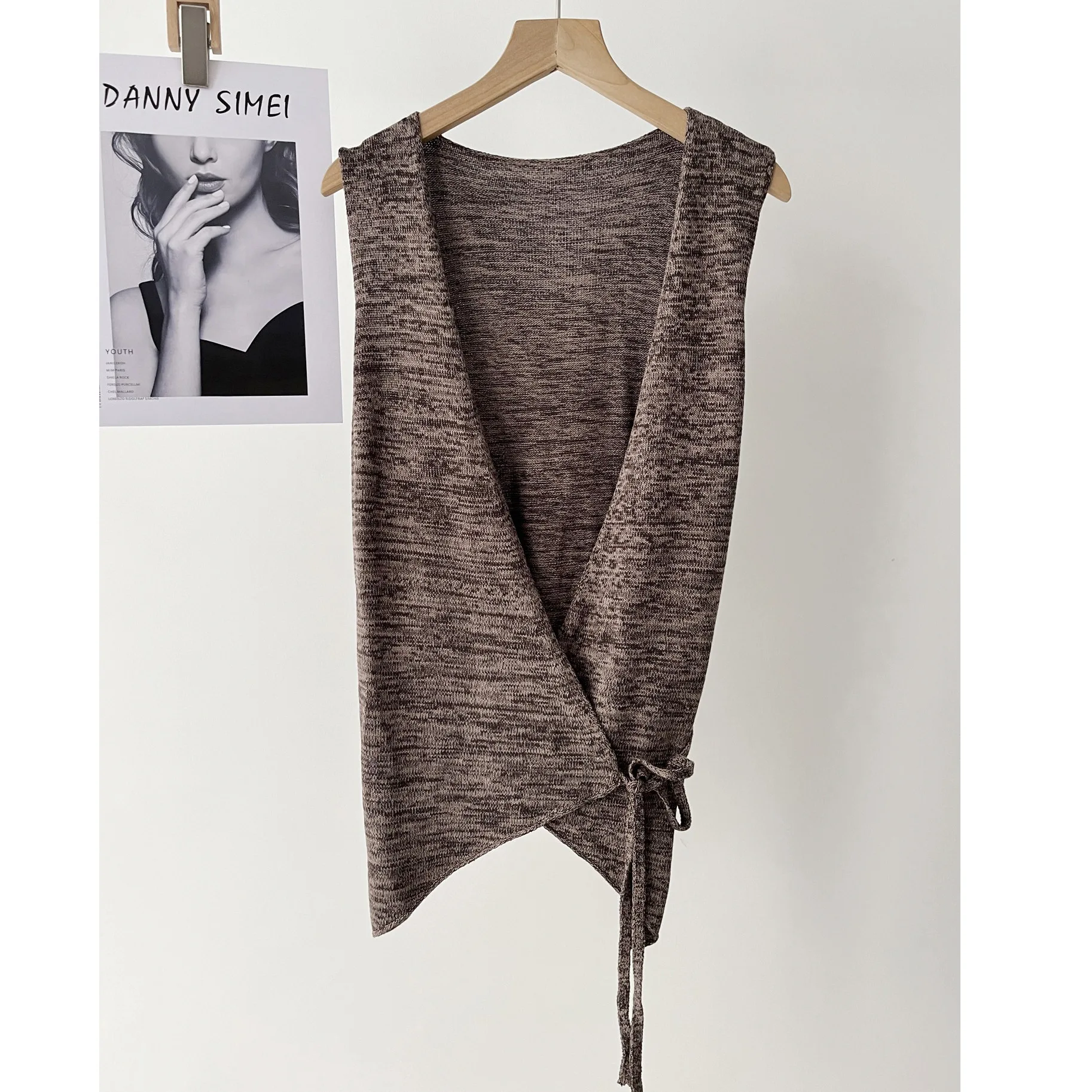 

Women's Minimalist Vacation Cross V-Neck Knitted Vest Sleeveless Cardigan Top 16a-0851