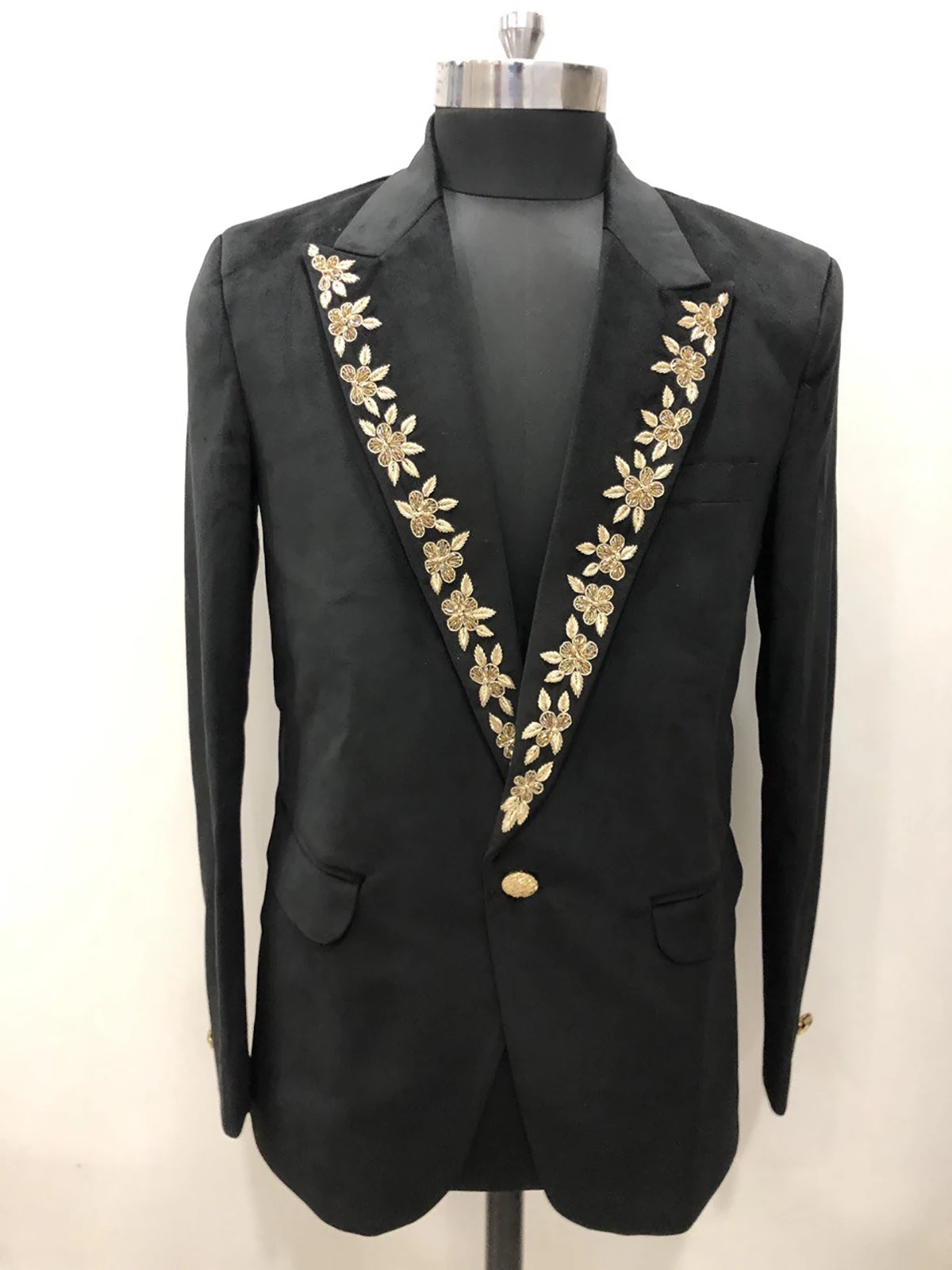 Schwarze klassische Herren Hochzeit Blazer Applikationen Peak Revers Bräutigam tragen Slim Fit Smoking Abend Abschluss ball maßge schneiderte nur Jacke