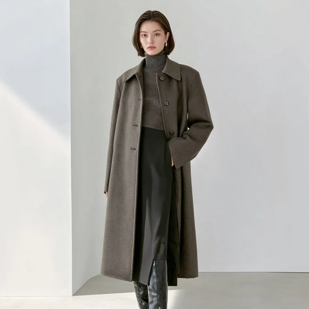 

Повседневное шерстяное пальто на осенне-зимний сезон. Модная женская верхняя одежда. Удобный стиль без украшения.