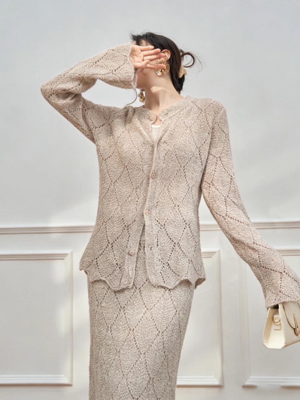 

Вязаный кардиган с ажурным ромбовидным узором и юбка с высокой талией: женский весенний модный комплект, красивый ансамбль