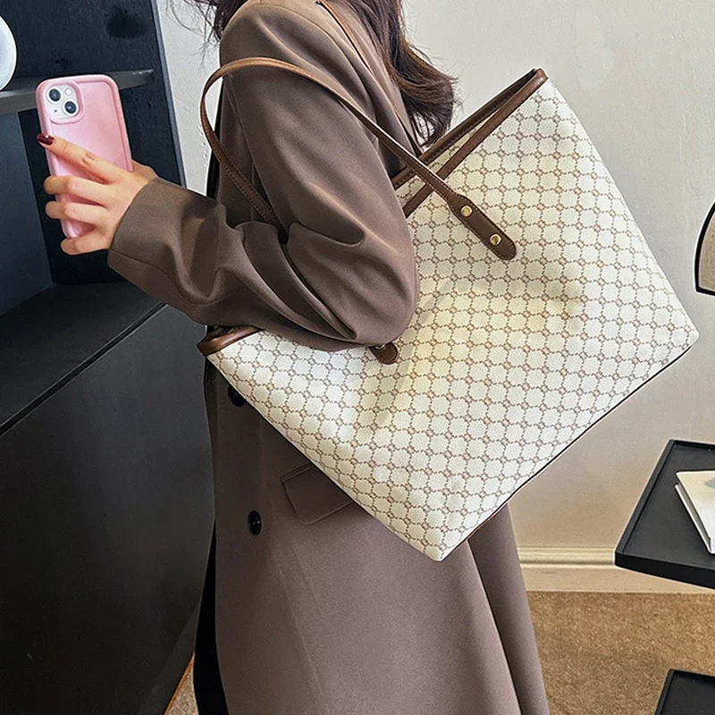 2024 New Crossbody Female Pleated Large Capacity Fashion Korean Solid Colour Small Fresh Knot Shoulder Strap Small Bag Female