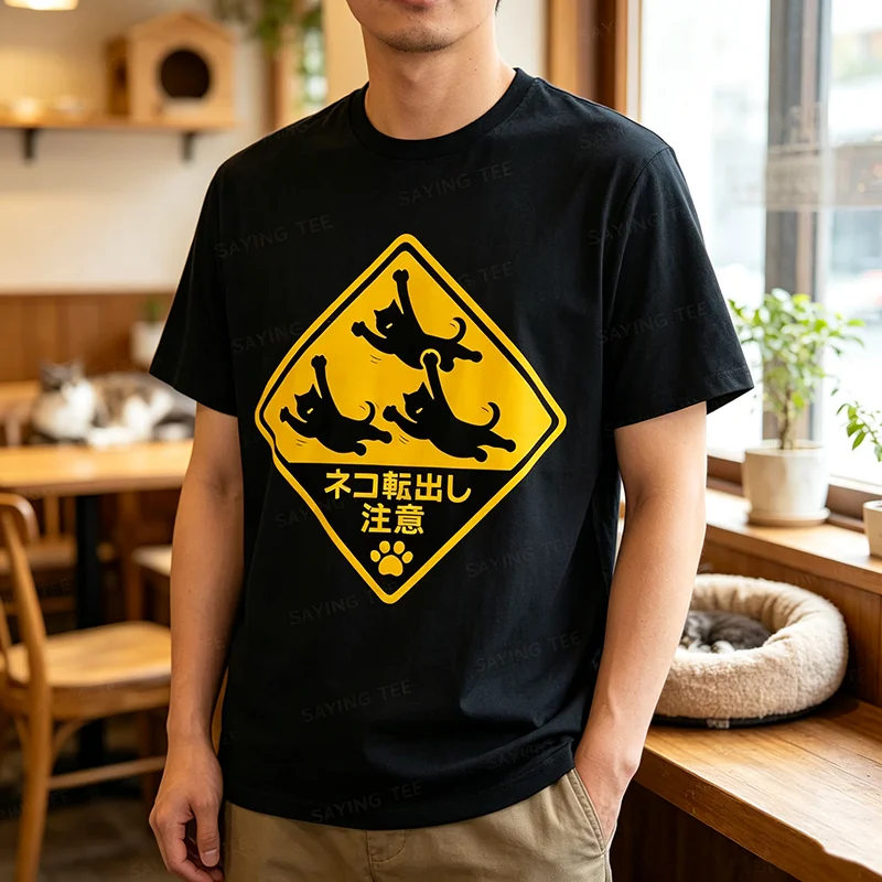 Drei schwarze Katzen fliegen auf einem Straßenschild aus Japan Lustiges T-Shirt Y2k Japanisches fliegendes Katzen-Verkehrsschild Trendiges cooles Streetwear-T-Shirt – Detail 5