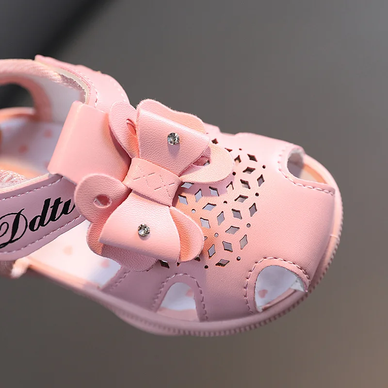 Sandalias-Sandales à nœud pour bébé fille, chaussures de princesse pour enfant, respirantes, anti-coup de pied, chaussures de sport pour fille, douces et simples, lumineuses, nouvelle collection été 2023