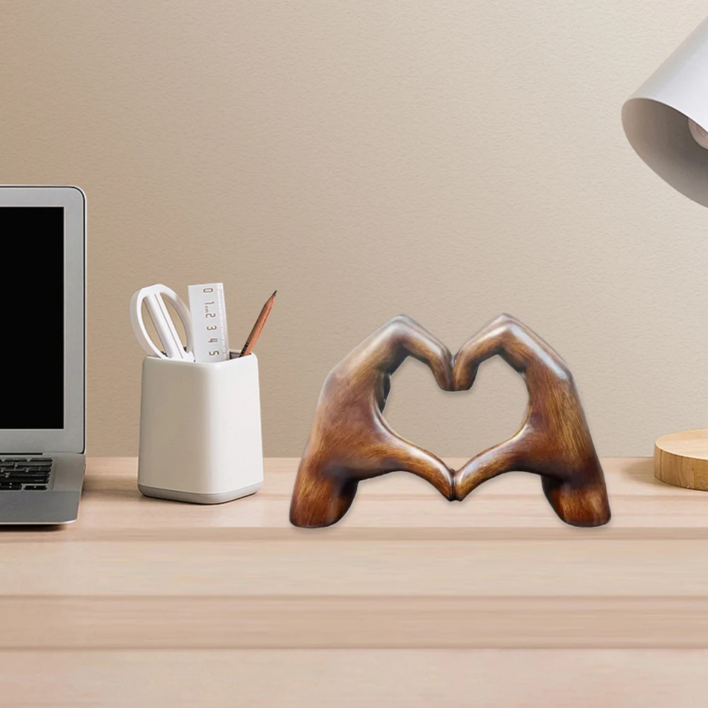 Faux Wood Grain Love Sign Sculpture Resin Hand Ornament Charming Wooden Heart Shape Gesture Statue for Home Office Decoration