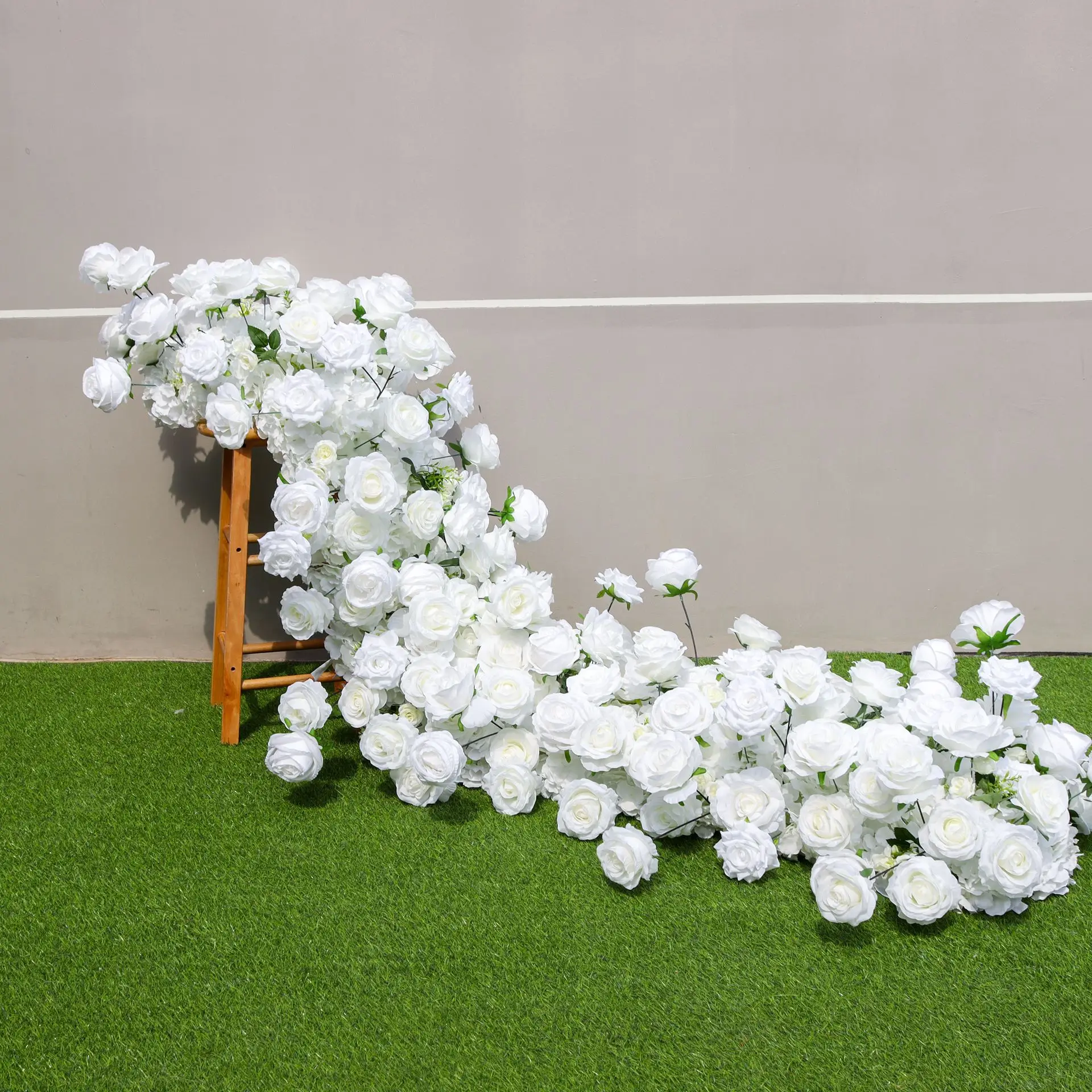 Rote Rosen Künstliche Blumenreihe Sofa-Läufer Luxuriöse Hochzeitskulisse Arrangement Eukalyptus-Grün Event Party Fotobox Deko – Detail 2