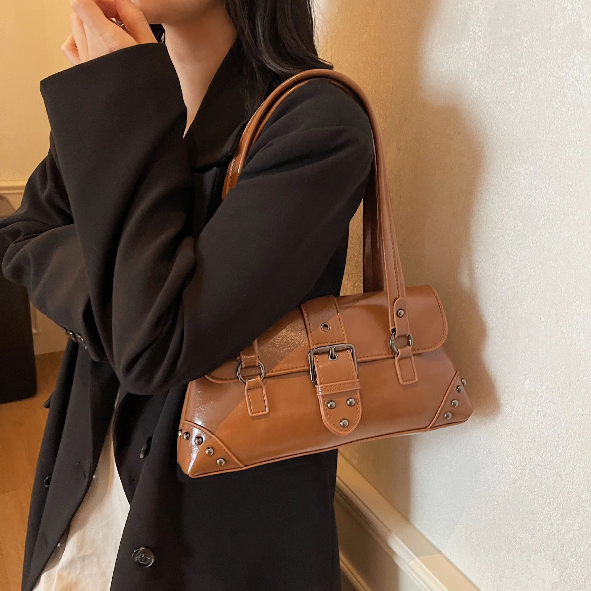 

2025 New High-End Underarm Bag for Women - Trendy Fashionable, Rivet Motorcycle Style, Retro Luxury Tote, Versatile Design