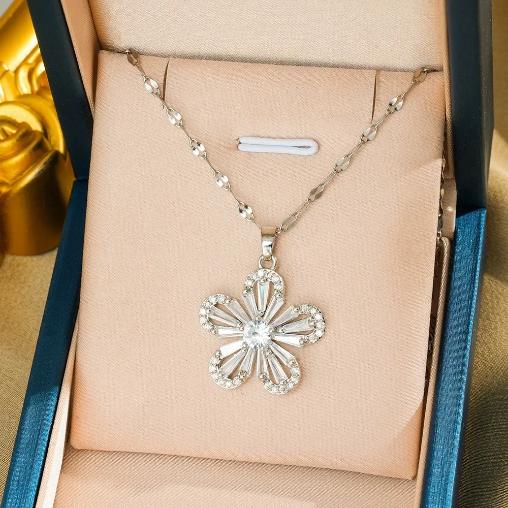 

Titanium steel necklace is a fashionable and versatile light luxury floral accessory for women