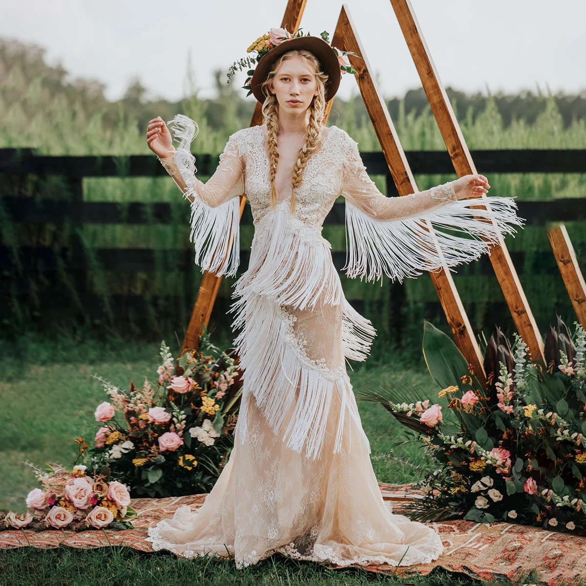 등이없는 하프 라이닝 긴 소매 프린지 웨딩 드레스 보헤미안 인어 Tassels 우아한 레이스 딥 브이 넥 맞춤형 신부 가운