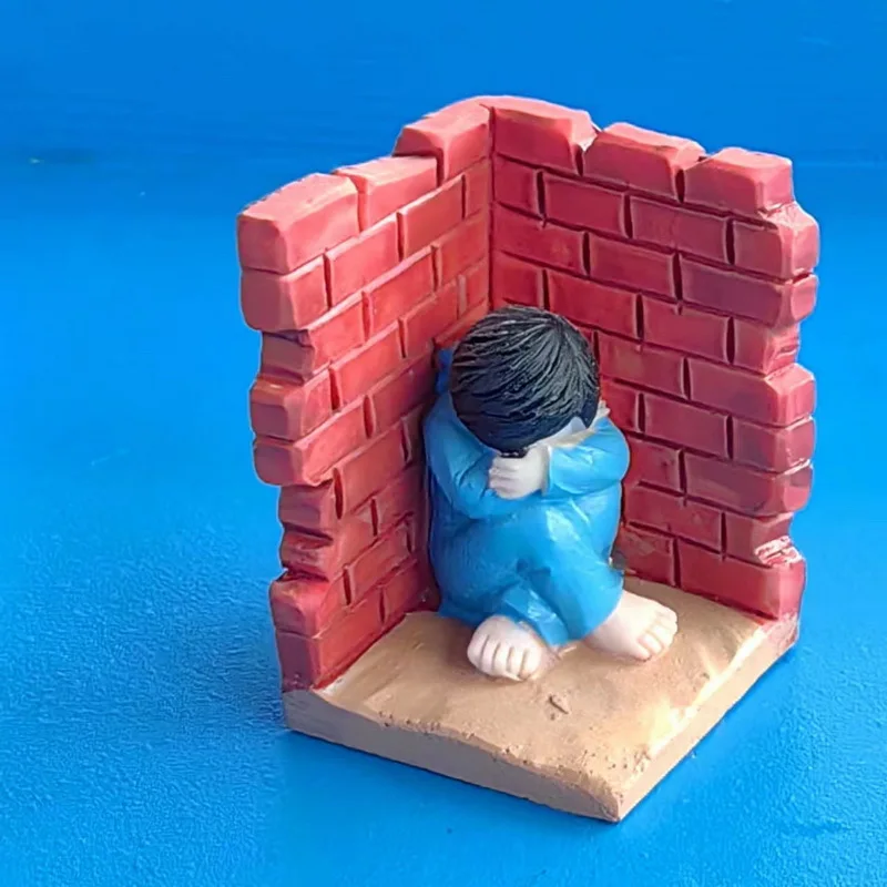 Resina psicológica mesa de areia conjunto personagem brinquedo acessórios agachamento na esquina da parede chorando crianças solitárias
