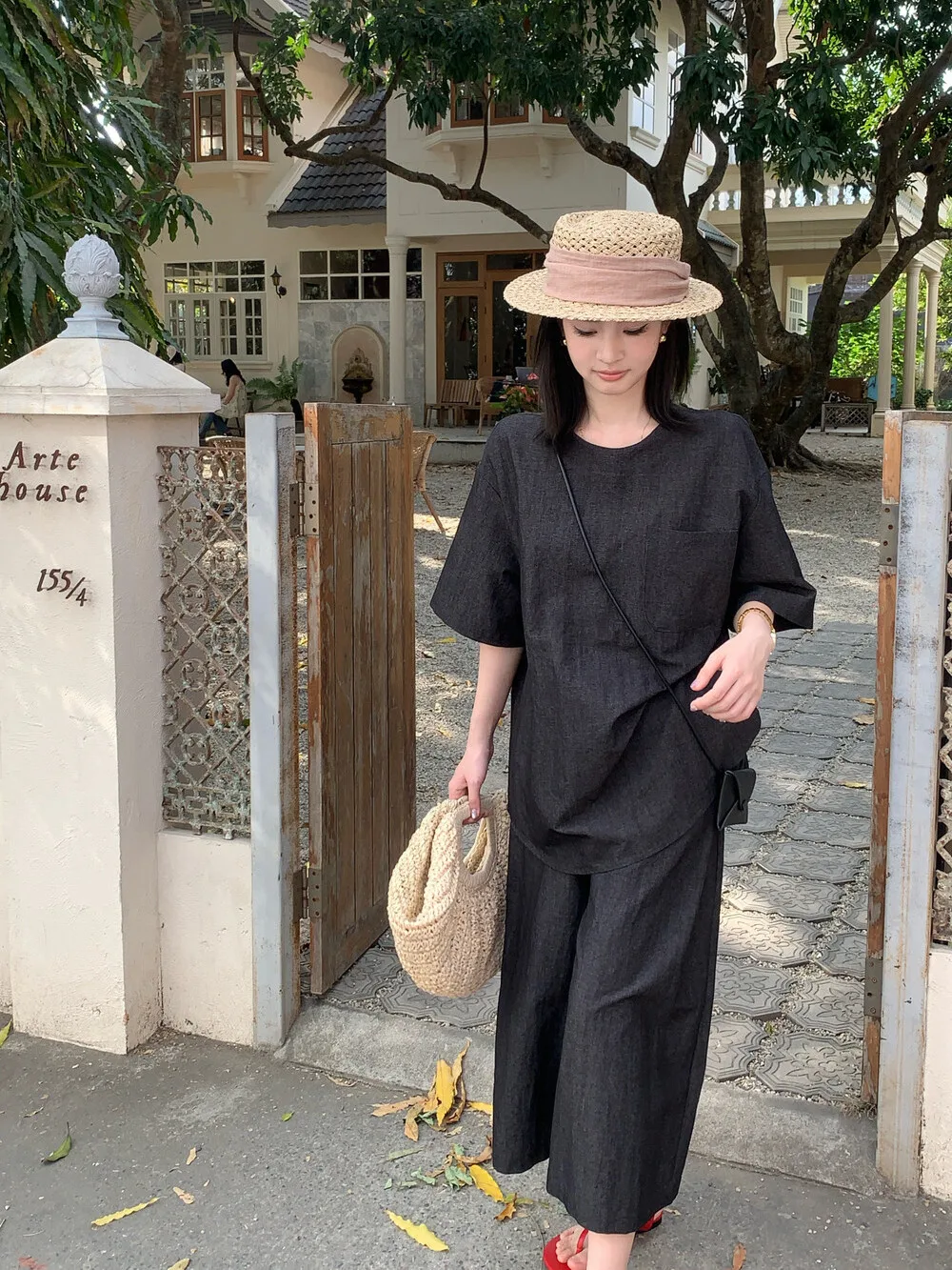 

Lilian Simple Comfortable Short Sleeve Shirt with Crossbody Bag V2660051 Easy to Match Fashionable Women's Business Casual Wear